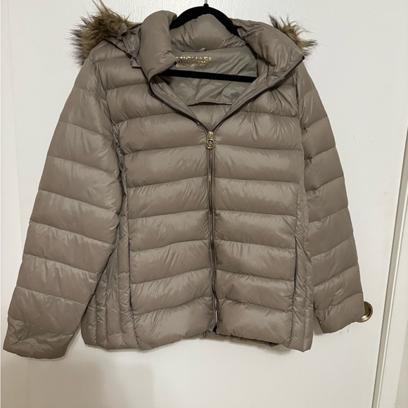 Michael Kors hooded packable down puffer coat with a faux fur trim. - Picture 10 of 11